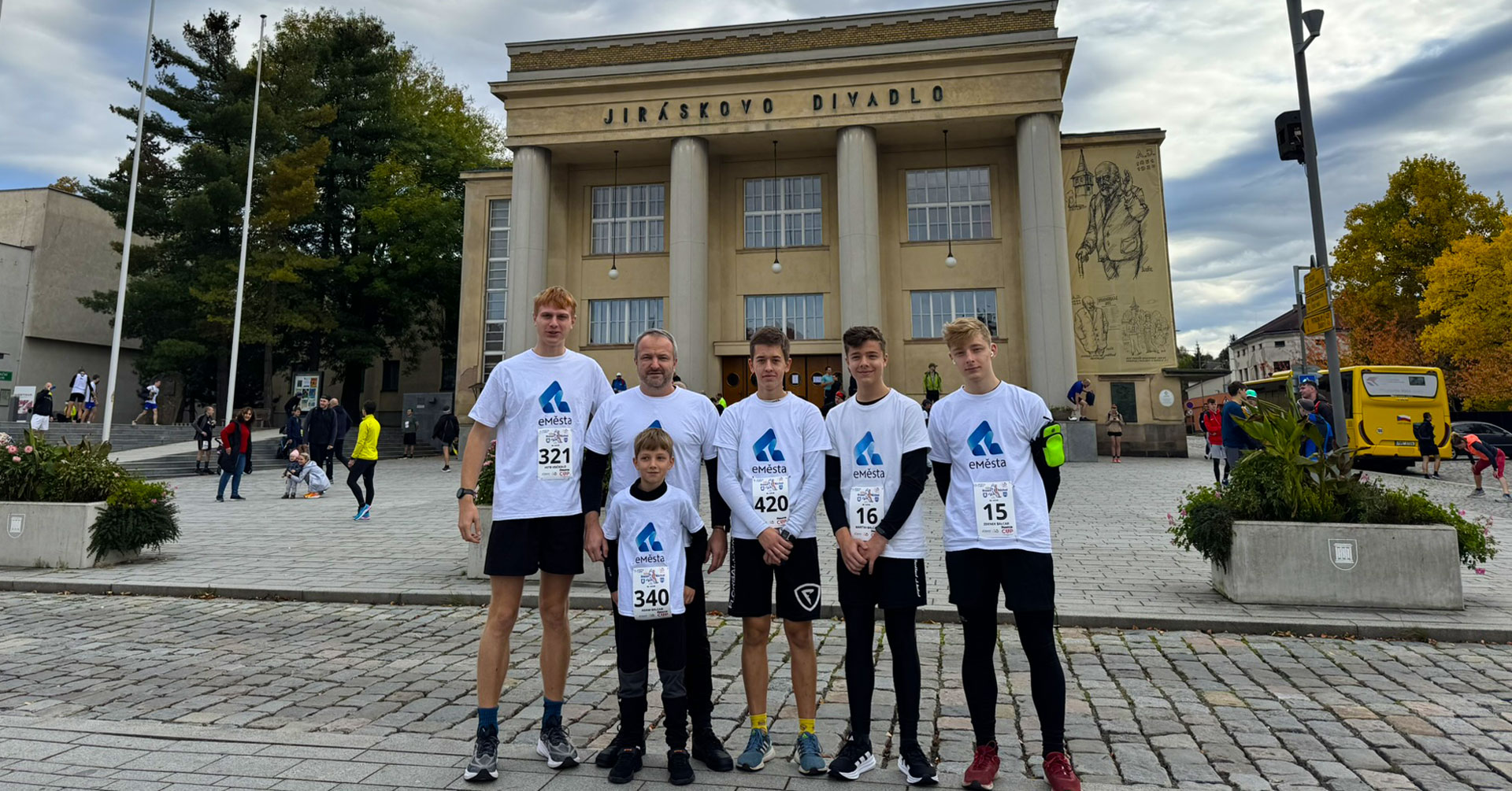 Týmové foto z běhu Hronov Náchod